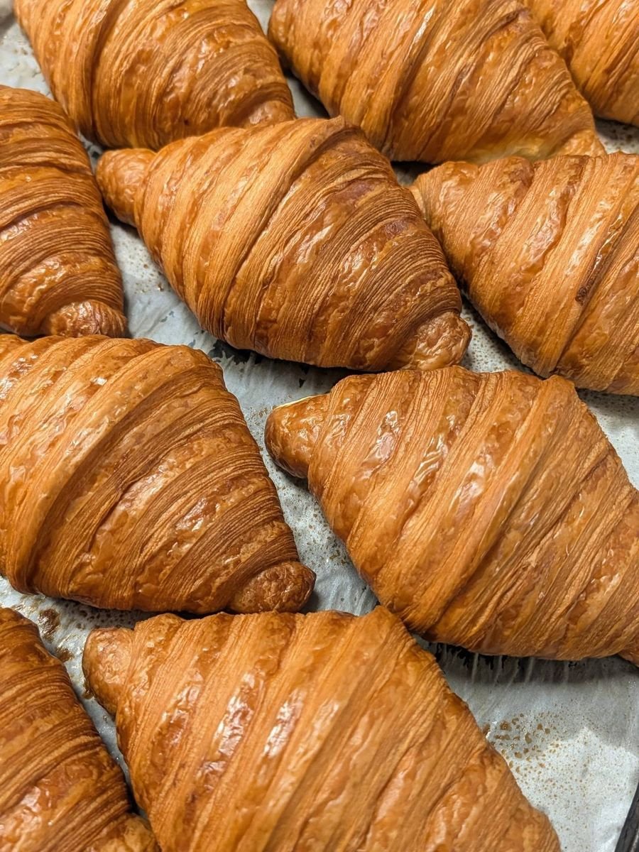 Bandeja de croissants recién horneados